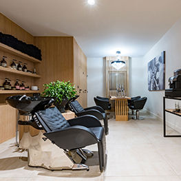 Паркмахерское оборудование Maletti в интерьере салона красоты NG COIFFURE