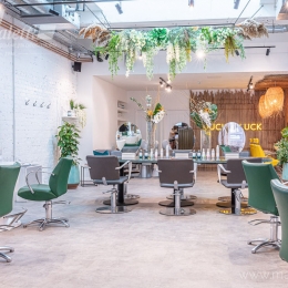Зеленое парикмахерское кресло  Lioness с металличсекими подлокотниками