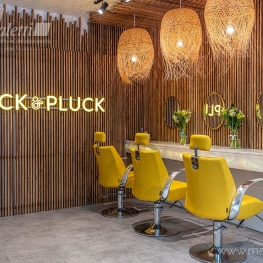 Визажное кресло в интерьере салона красоты Duck&Pluck