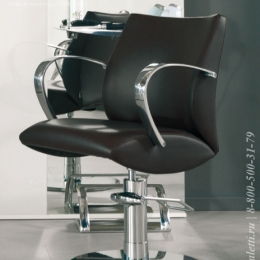 Парикмахерское кресло Maletti Lioness с металлическими подлокотниками на круглом основании