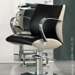 Парикмахерское кресло Maletti Lioness с металлическими подлокотниками на круглом основании
