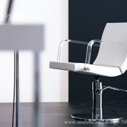 Парикмахерское кресло Maletti Look с прозрачными подлокотниками на круглом основании
