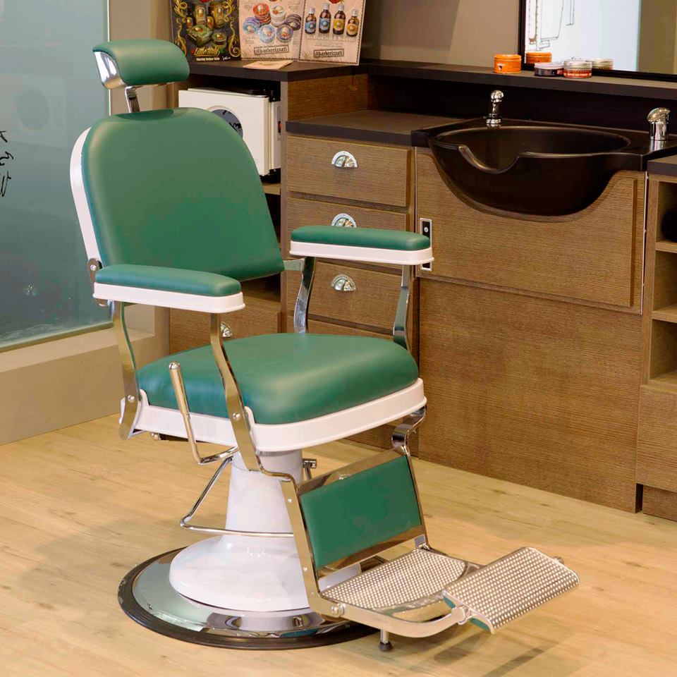 мужское парикмахерское кресло Zerbini 1906 в интерьере в зеленой обивке кресло для мужчин в парикмахерской Barbershop